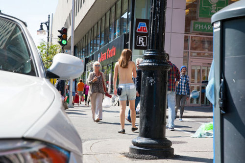 Journalistin geht oben ohne, barbusig, mit nackter Brust durch die Straßen von Montreal. Sie ist kei