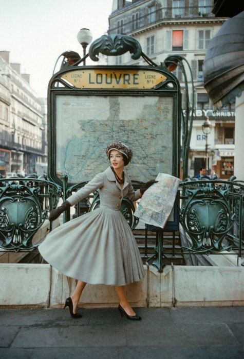 imandreamsfashion:A Christian Dior photo shoot in the 50s, Paris.
