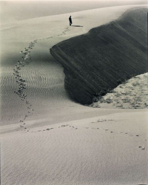 XXX undr: Laura Gilpin. Footprints in the Sand. photo