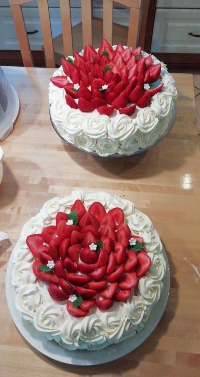 swankydesserts:Strawberry and whipped cream cakes ✨