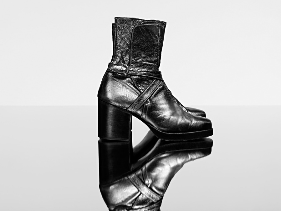 diamondheroes:   David Bowie’s shoes, photograhed by Hedi Slimane. 