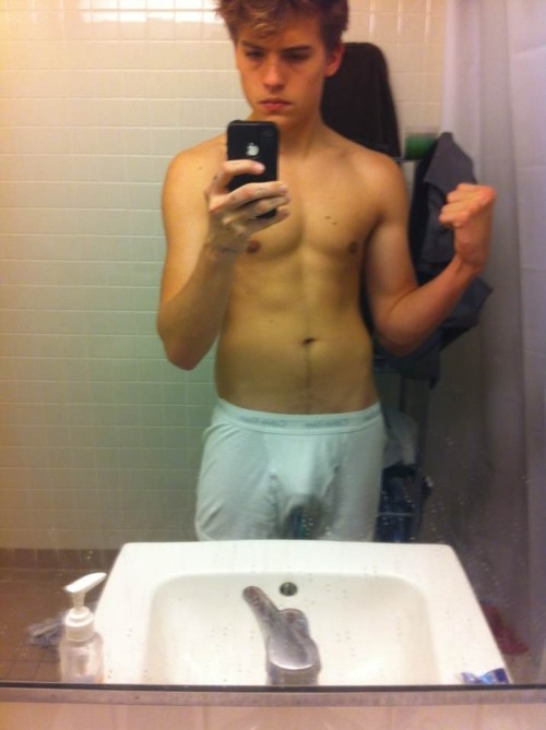 bestnudemalecelebrities:  Dylan Sprouse bulge
