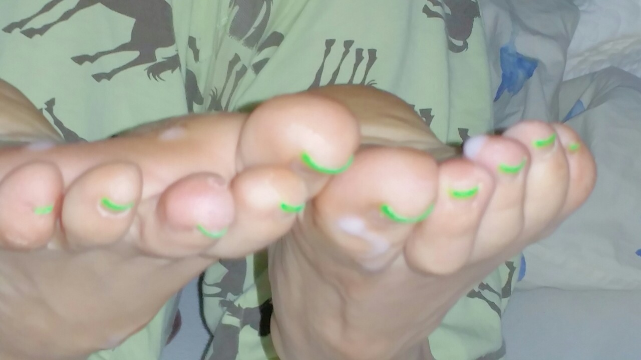 homemadefootjobs:  I came on her soles after she got a nice pedicure she started