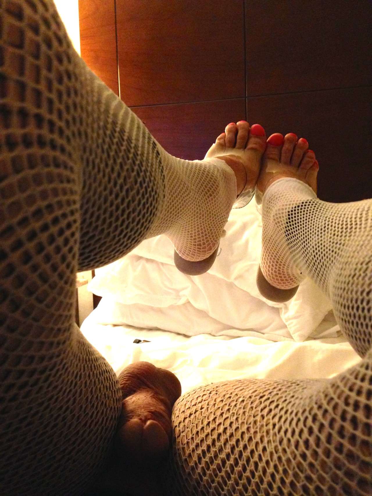 sexylittlefemboyfeet:  Sexy Femboy Playing