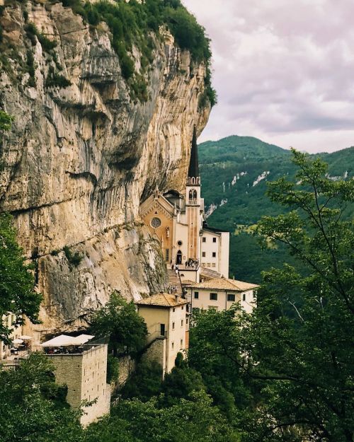 Il Sentiero, il Creato, lo Spirito ❤️‍✨ w/ @marhilary_ @_sar_gi_ (at Madonna della Corona) https