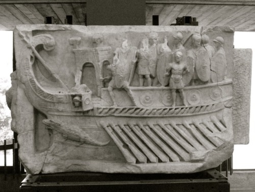 Bassorilievo di una nave da guerra con guerrieri, remi e un coccodrillo, Musei Vaticani (Bas triremi