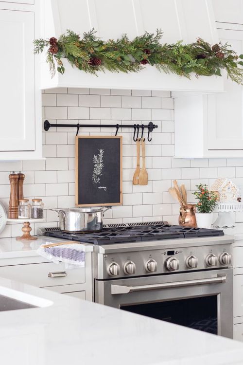 curatedinterior: 24 Must-See Christmas Kitchen Decor Ideas curatedinterior.com/christmas-kitc