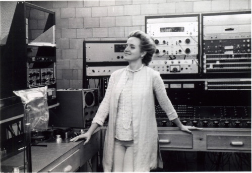 seanbonner:  bushdog:  The pioneering women of electronic music – an interactive timeline – The Vinyl Factory いちおう、性転換したウェンディ（旧ウォルター）・カルロスも入っているのか。  Check out that ring in the