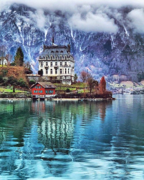 jeroenapers:  Schloss Seeburg  in het Zwitserse Iseltwald  aan de Brienzersee.