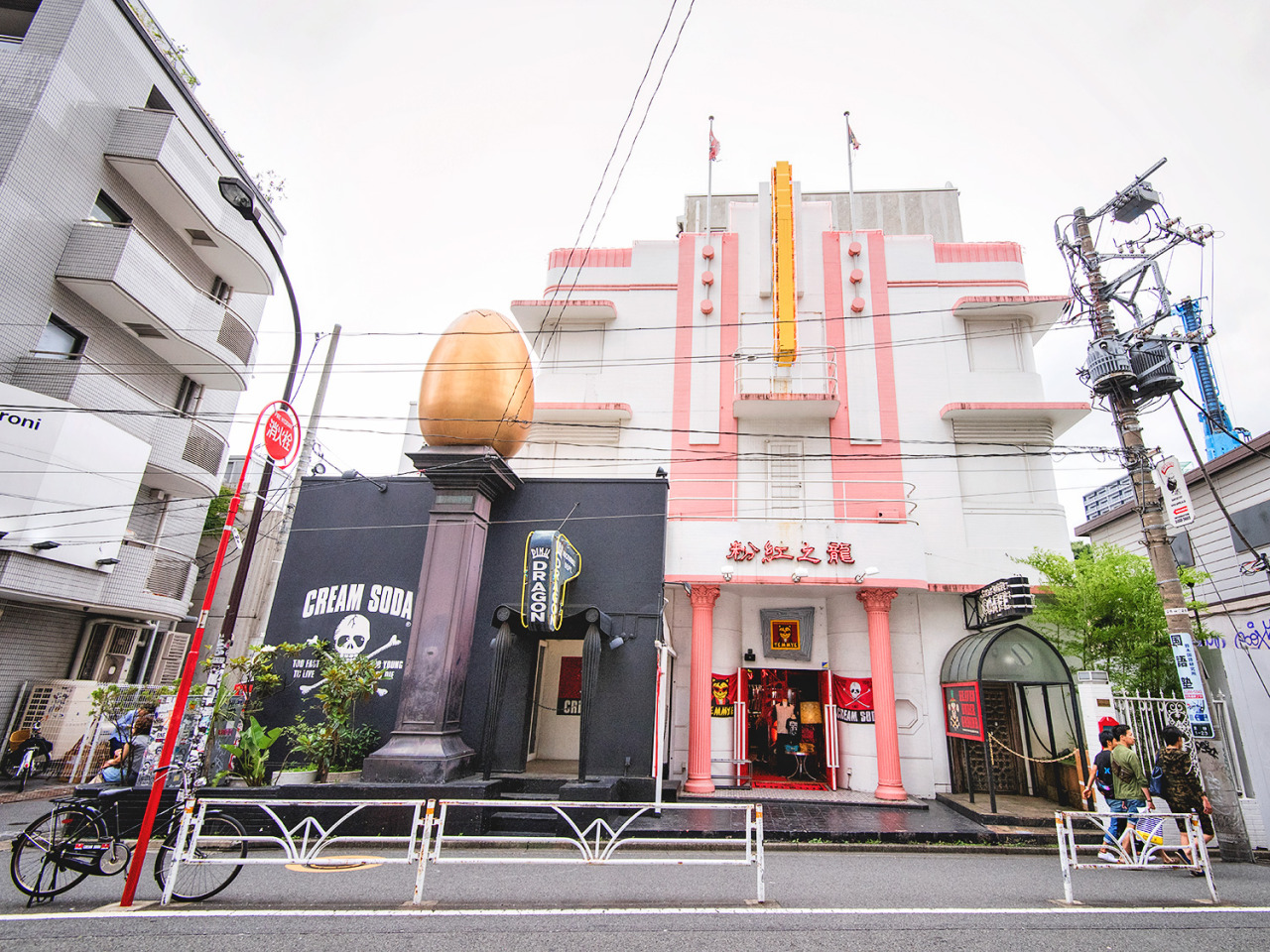 高級品市場 on building Dragon Pink famous The Cat between Street ジャケット・アウター