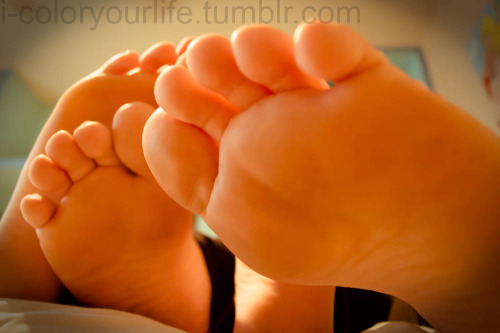 i-coloryourlife: feetandothersmuttystuff and I one again :p