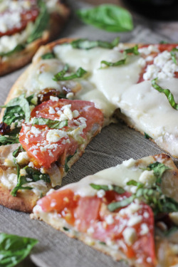 foodfuckery:  Flatbread pizza with caramelized onions, spinach, feta, and tomatoes Recipe