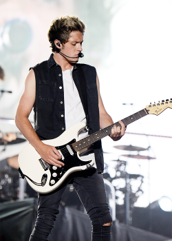 1d-on-my-d:  harrystylesdaily: Niall performs