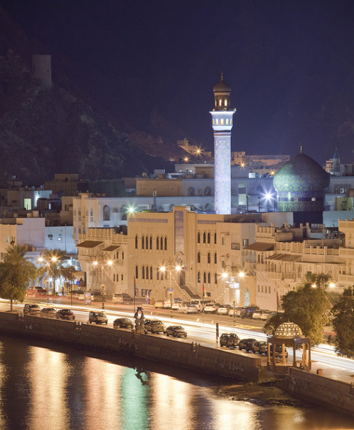 Rasool A’zam Mosque at night in Muttrah / Oman (by RobUnwin).