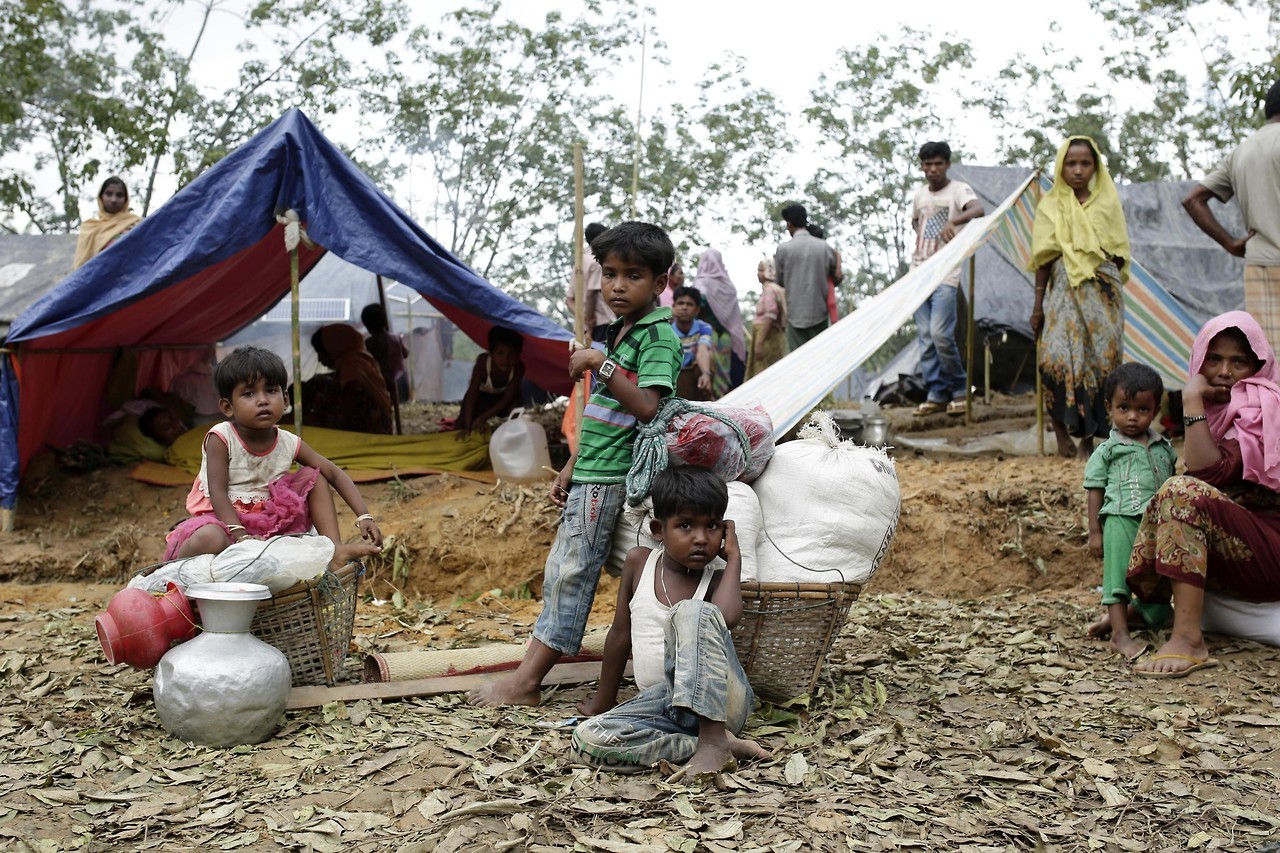 BANGLADESH. Refugiados rohinyás en un campamento temporal en Ukhiya, en Bangladesh. Las autoridades de Bangladesh comenzaron a registrar a los miles de miembros de la comunidad rohinyá que se encuentran en su territorio tras huir de la violencia en...
