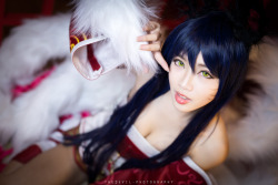 league-of-legends-sexy-girls:  Ahri Cosplay 