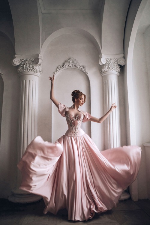 Do you feel it?!? This irrepressible desire to wear such a fantastic and elegant dress, and to be ab