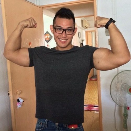 zentoniksgmuscbi: Fuck me Ronnie Gay not?