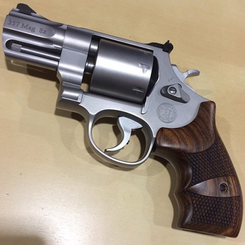gunblr:  Someone give me ũ,000 so I can have .357 Mag…eight times (like the barrel says). #highcapacityrevolver #unflutedcylinder #fuckyourpistol #revolver #smithandwesson #627 #gunblr #gundweebs #revolverporn
