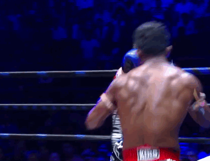 argumate:muaythaigifs: Buakaw vs Enriko Kehl, 2013 damn that dodge  which one, second to last gif be