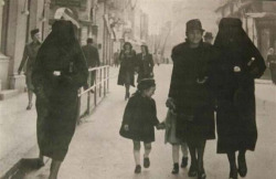 sixpenceee:  A Muslim woman uses her veil to cover the yellow star of her Jewish neighbor to protect her from prosecution. Sarajevo, former Yugoslavia, 1941