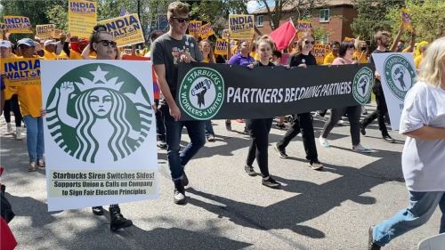 afloweroutofstone:politijohn:LET’S GOIf this Starbucks can unionize, your local