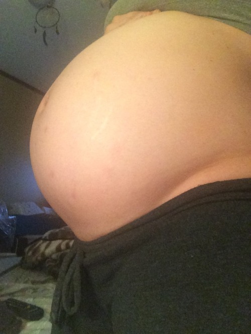 majesticsleepingbeauty:  So big and pregnant ❤️❤️ my belly is getting bigger and bigger every day!! #31weekspregnant