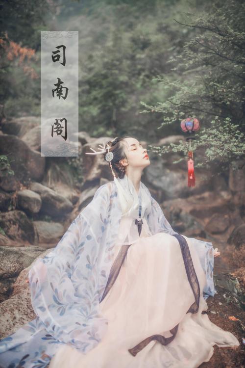 Traditional Chinese hanfu by 司南阁汉服