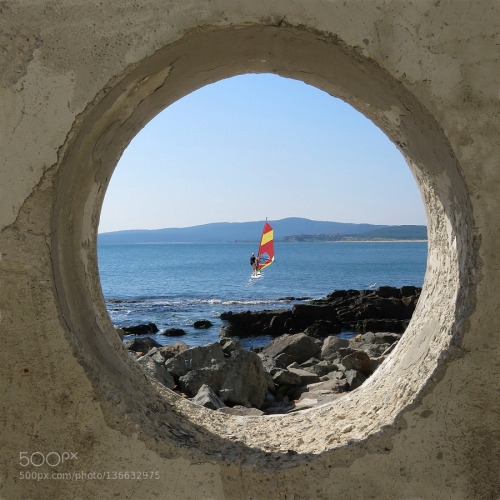 socialfoto:  Peep through the hole by chrislo59 #SocialFoto 