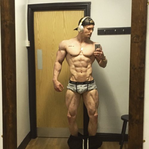 whitepapermuscle:  Zac Aynsley