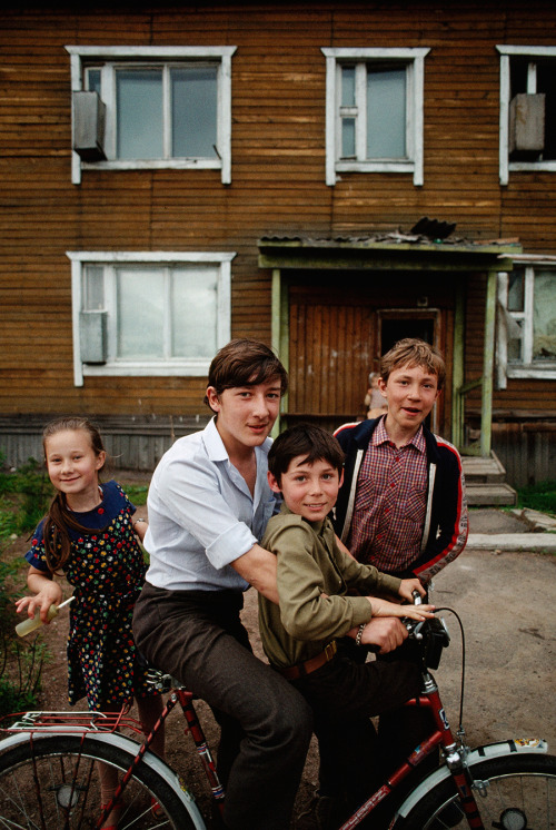 Children of coal miners play near a fire-prone wooden house in Siberia, September 1988.Photograph by