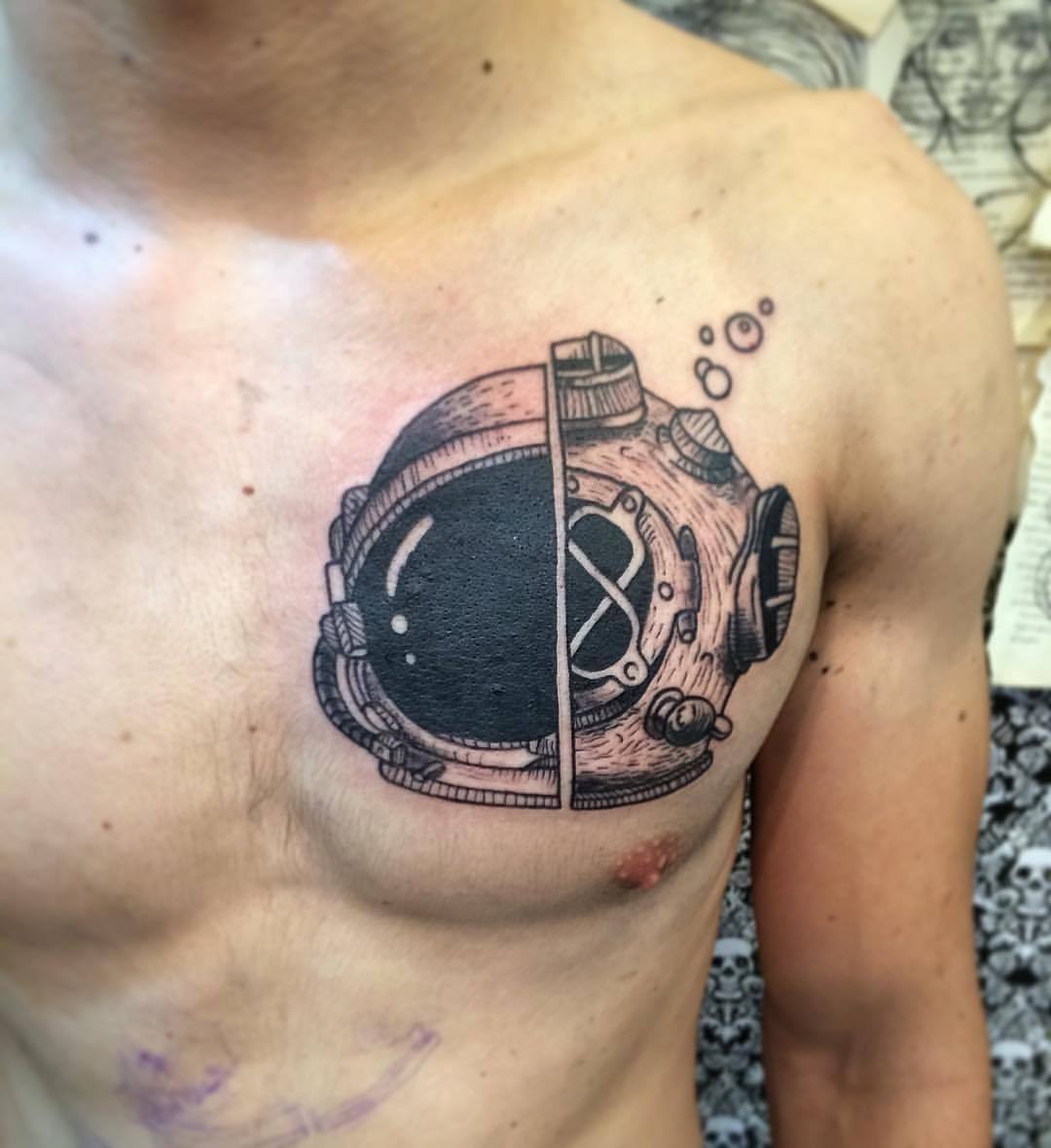 💀✖️tatuaje tradicional de casco de astronauta y buzo realizado en negro y