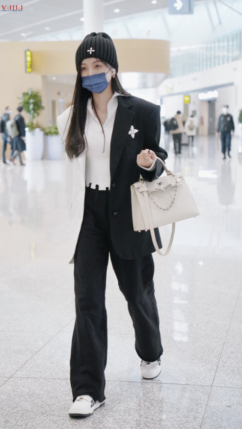 Airport Fashion — V- May 31st 2023