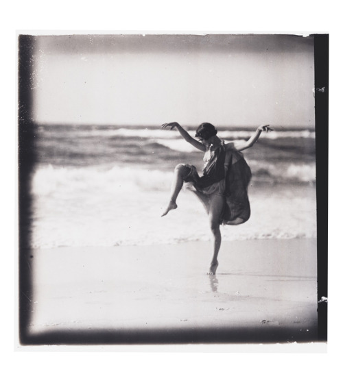 Arnold Genthe, “Anna Duncan dancing” at the beach of Long Island, New York, 1919. Deutsches Tanzarch