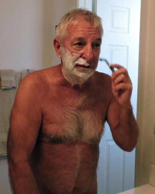 rdp3537: used to chat a little with this fellow. Fred, on Silverdaddies.com  Very nice man and alway