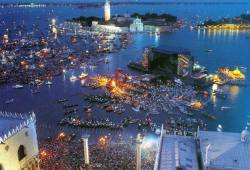 realidad-retorcida:   Concierto de Pink Floyd en Venecia 1989.  