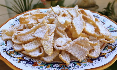 welcometoitalia:Frappe. The most famous Italian carnival fritters are ribbons of sweet fried dough, 