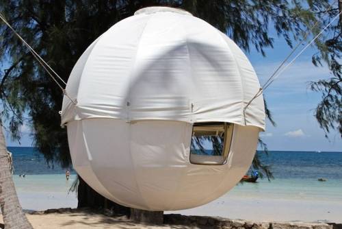 culturenlifestyle:  The Cocoon Tree The Cocoon Tree is a small circular tent, which is suspended on trees, according to one’s desire or needs. Available in 12 different colors, ranging from purple to green, the circular shape is a conscious design