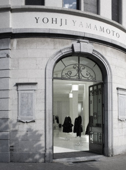   Yohji Yamamoto Boutique in Antwerp, Belgium Located in Mode Natie, the 19th century neo-classic building has reincarnated into a white, high pillared space filled with a modern tone of tranquillity and multiple lightening modulations.When you first