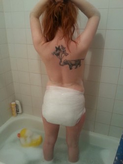 missbennieandthejets:  Daddy made me wear a diaper in the tub because reasons.