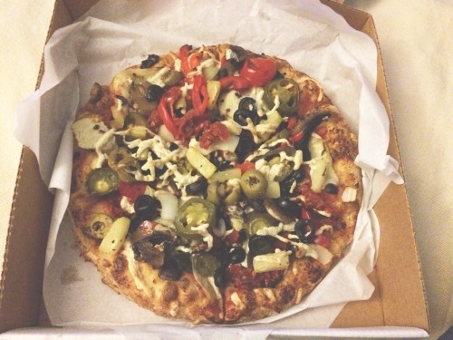 veganpizzafuckyeah: lesliekins:  Im so lucky this pizza place by my work has soy cheese. Ugh. Yum.