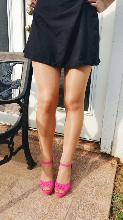 tightsxbabe:Wolford Satin Touch 20 with new pink heels! @wolfordfashionTightsbabe perfection