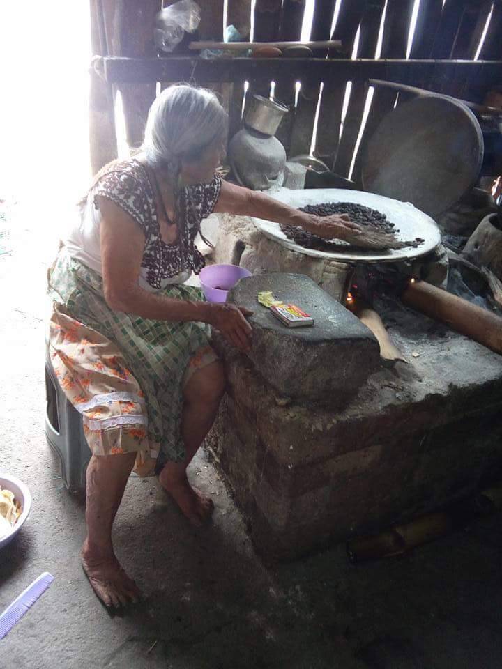 tita-elena:  La abuelita tostando cacao, preparándose para el día de muertos. #cortesiadeoaxaca.