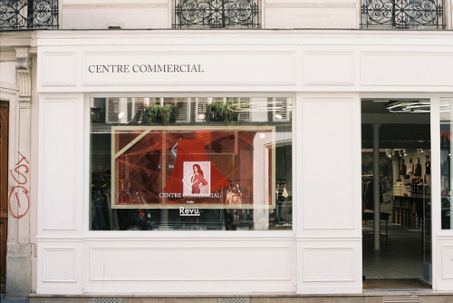  defies:  Centre Commercial by Kiyouyou on Flickr.  