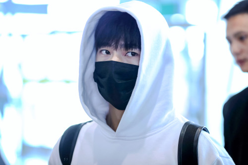 160924 YangYang at Zhengzhou  heading to Beijing  CR:7x7x7x7x7x7x7