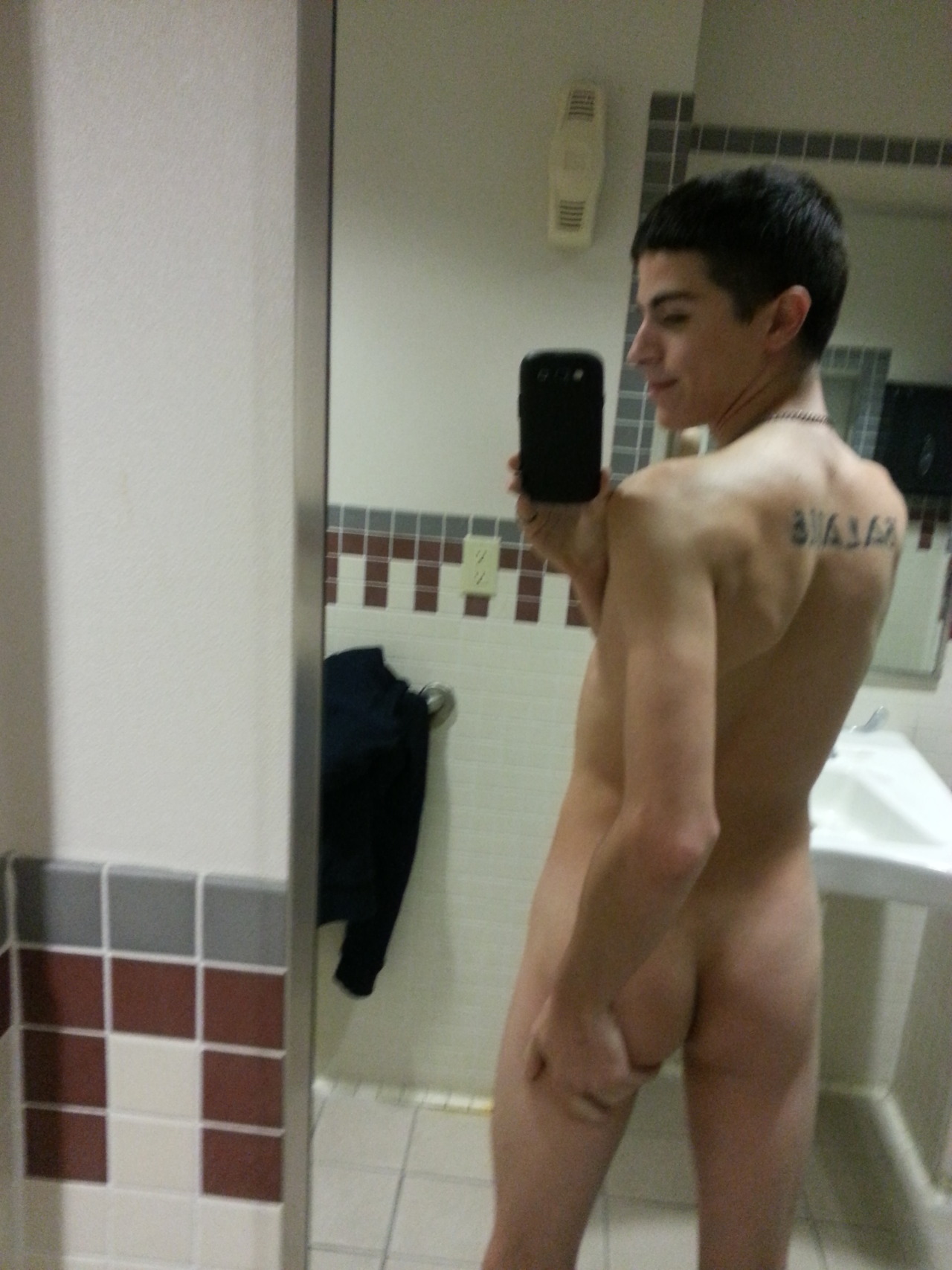 gay-mil-guy:  just for those who requested ass pics ;) 