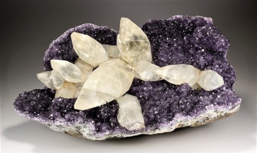 bijoux-et-mineraux:Calcite on Amethyst - Artigas, Uruguay