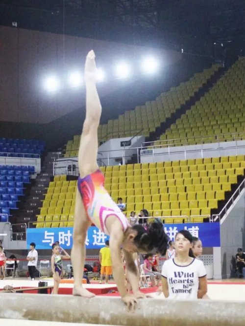 team-china:Meet Ou Yushan, a 2004 baby from Guangdong.Look at her lovely toepoint and extension &lt;