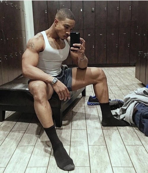 muscleforce2500:  Nothing beats a man with nice legs!!! Tired of seeing All these Johnny Bravo’s