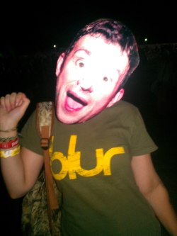 so, for the Blur&rsquo;s gig at Picnic Afisha festival in Russia yesterday I made a maskmy friend put it on her face while they were playing, AND DAMON NOTICED IT! (we were really close to the stage just in front of him)Graham laughed sooo hard, Damon